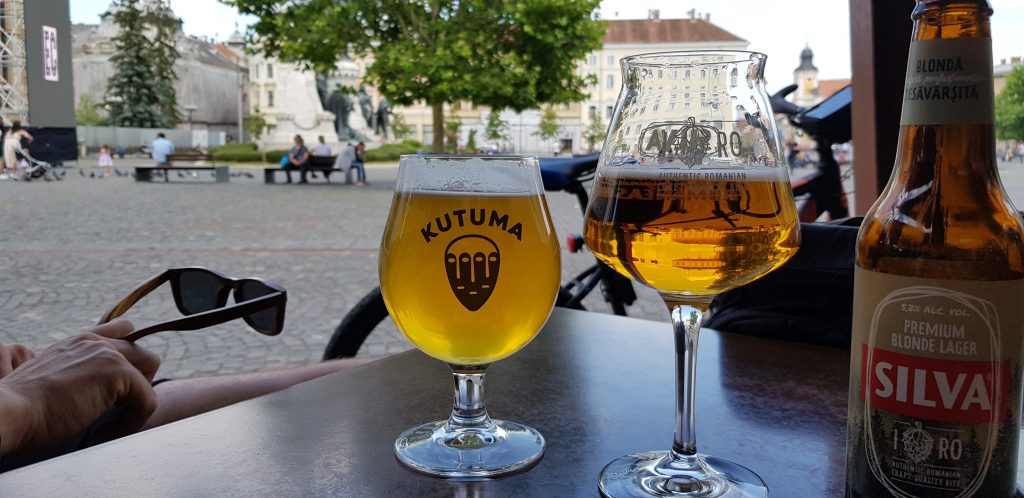 Genieten van een ijskoud biertje met uitzicht op het indrukwekkende plein in Cluj-Napoca, Roemenië.